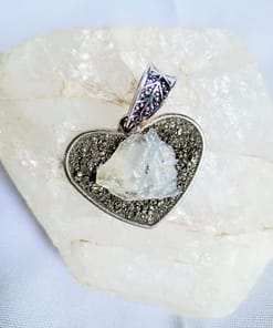 Dije de Piedras Cuarzo Cristal y Pirita en forma de Corazón