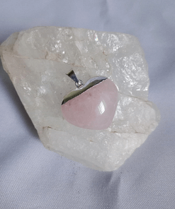 Surya Tienda Holistica - www.suryatiendaholistica.com.ar - Corazón de cuarzo rosa con engarce en baño de plata