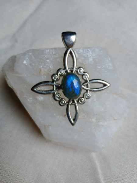 Surya Tienda Holistica - www.suryatiendaholistica.com.ar - dije nudo de bruja con labradorita blue con baño de plata grande