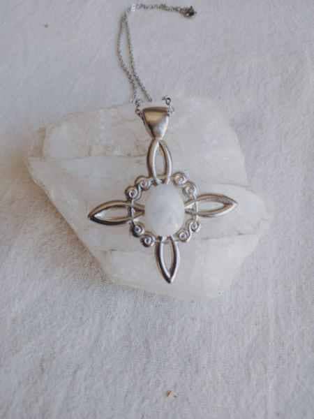 Surya Tienda Holistica - www.suryatiendaholistica.com.ar - dije nudo de bruja con adularia con baño de plata grande