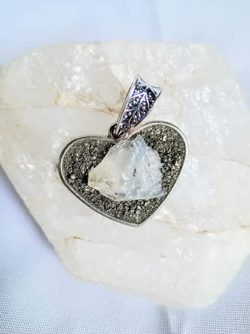 Dije de Piedras Cuarzo Cristal y Pirita en forma de Corazón