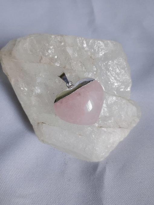 Surya Tienda Holistica - www.suryatiendaholistica.com.ar - Corazón de cuarzo rosa con engarce en baño de plata