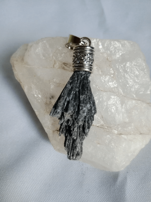 Surya Tienda Holistica - www.suryatiendaholistica.com.ar - Dije Cianita Negra