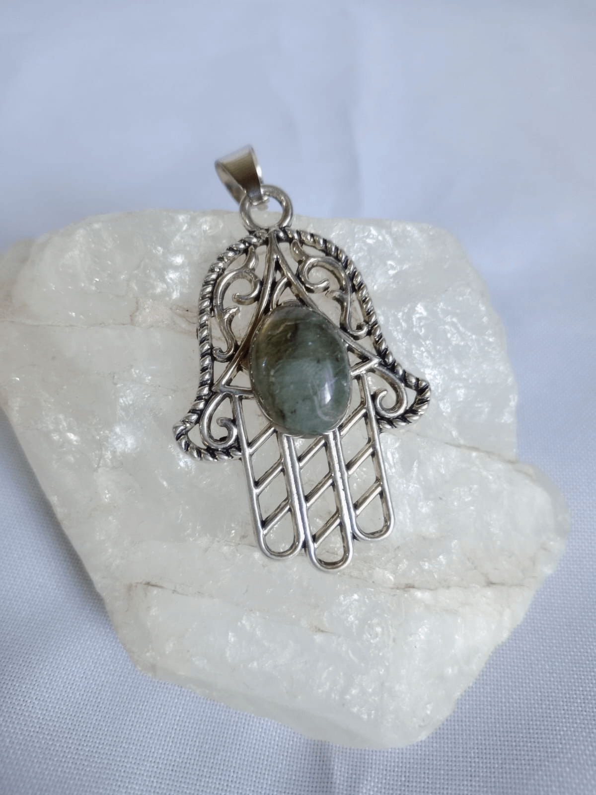 Surya Tienda Holistica - www.suryatiendaholistica.com.ar - Dije Mano Protectora con Labradorita Surya Tienda Holistica - www.suryatiendaholistica.com.ar - Dije Mano Protectora con Labradorita